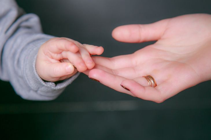 66-летняя немка родила десятого ребенка руки