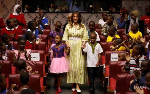 Меланія Трамп планувала дарувати африканським дітям дзеркала
