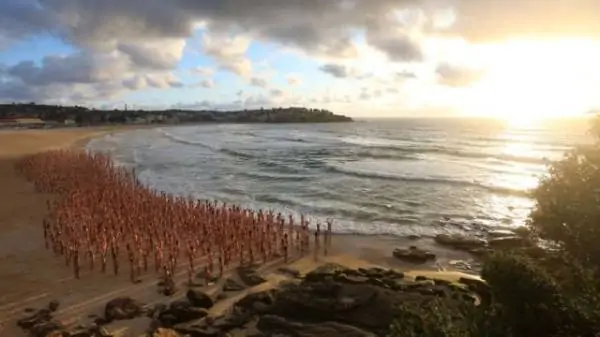 Новая работа Спенсера Туника: 2,5 тыс. обнаженных на пляже Бонди-бич в Австралии