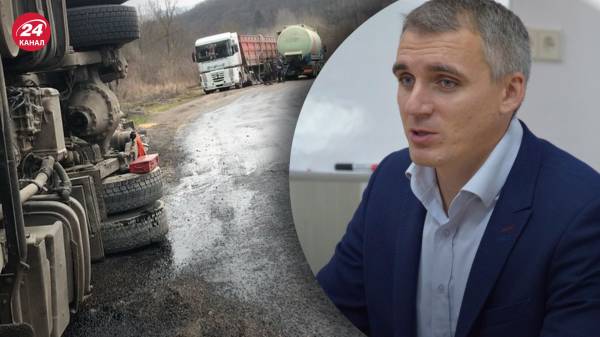В Николаеве на дамбе перевернулся грузовик с дизтопливом: последствия аварии ликвидировали