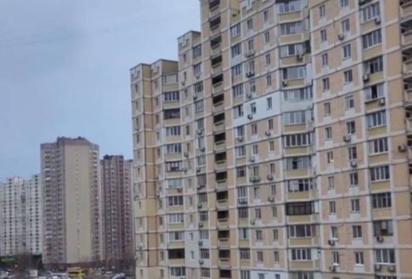 В Киеве мужчина открыл стрельбу с балкона: момент попал на видео