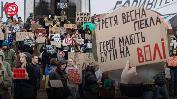 “Третья весна ада”: в Киеве прошла акция в поддержку военнопленных азовцев
