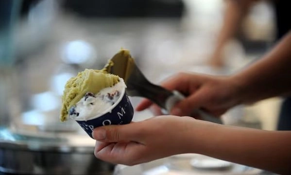Мілан бореться з продавцями морозива, щоб покінчити з “диким нічним життям”