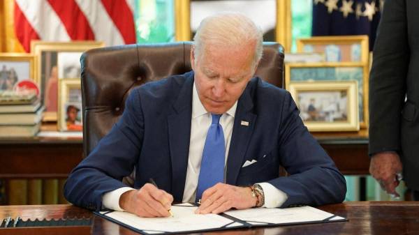 Байден подписал законопроект о долгожданной помощи Украине
