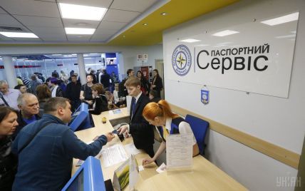 В Польщі українці заблокували паспортний сервіс – новини 1+1