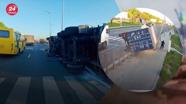Дивом вцілів: у Києві перекинулася вантажівка і ледве не задавила перехожого