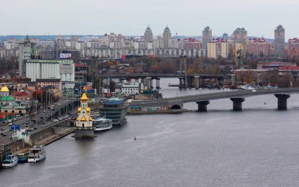 Грузовик лежит на боку: в Киеве из-за ДТП на Кольцевой дороге затруднено движение