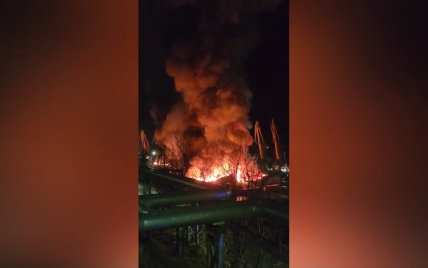 У Росії в морському порту Петропавловська-Камчатського спалахнула масштабна пожежа – відео