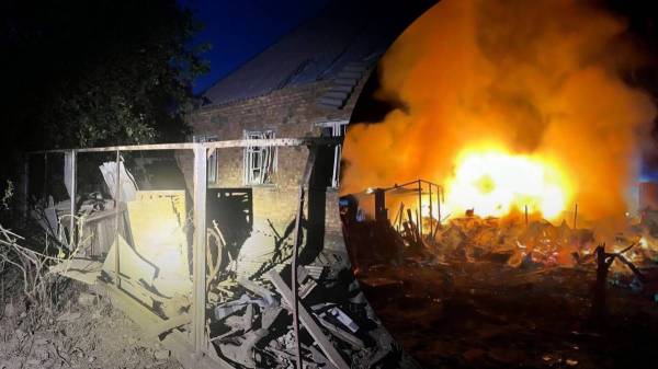 Пламя охватило частные дома: все, что известно о “пасхальной” атаке России