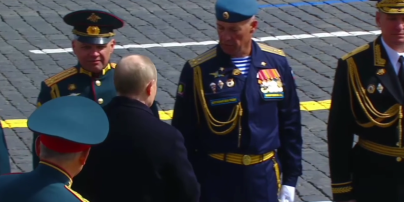 Деякі військові не віддали Путіну честь на параді у Москві: відео