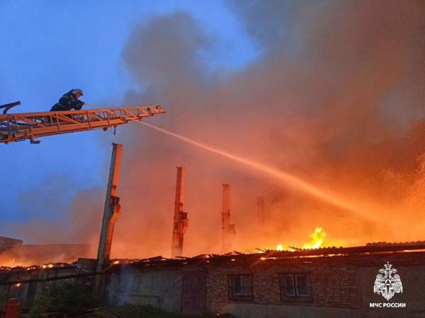 У російському смоленську спалахнула масштабна пожежа на цегельному заводі: очевидці чули два вибухи