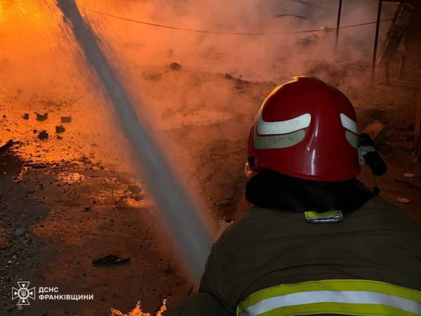 Враг обстрелял Прикарпатье: на месте обстрела вспыхнул пожар