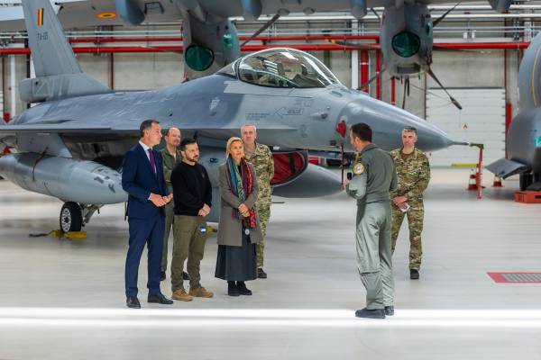 F-16 от Бельгии: Зеленский осмотрел истребители, которые должны передать Украине