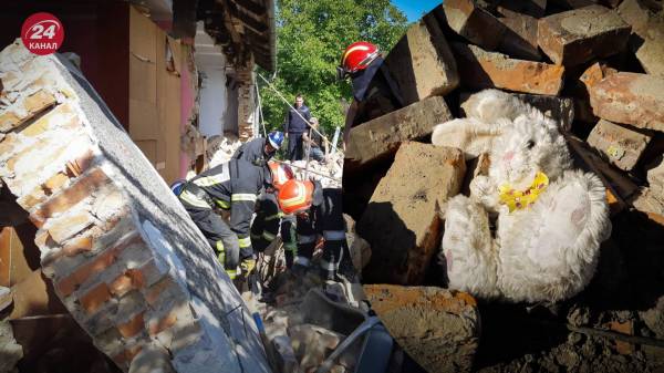 Во Львовской области на ребенка обвалилась часть дома: из-под завалов достали тело
