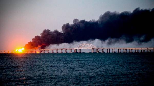 Оккупанты снова перекрыли Крымский мост: на полуострове тревога