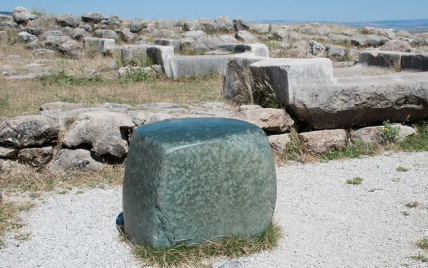 У Хаттусі знайшли монолітний камінь бажань із нефриту – новини 1+1