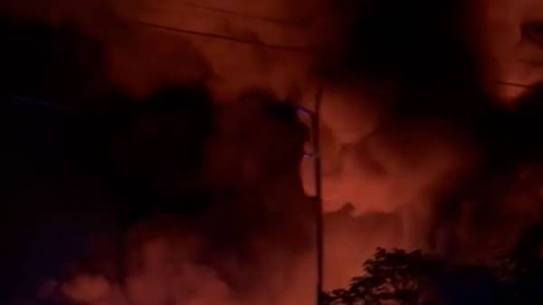 Окупанти влучили в депо та відділення Нової пошти в Одесі: страшні кадри масштабної пожежі