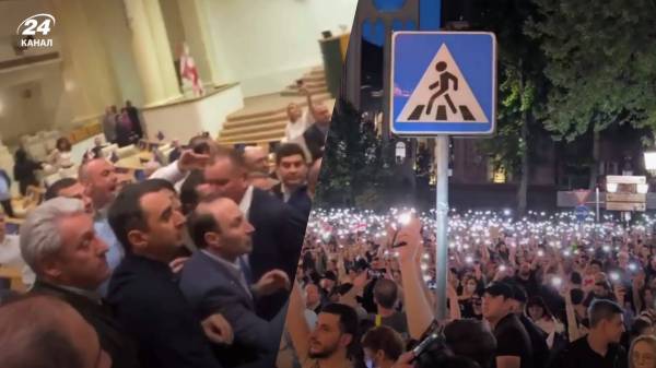 В Грузии проголосовали за закон об “иноагентах”: была драка, под парламентом собирается митинг