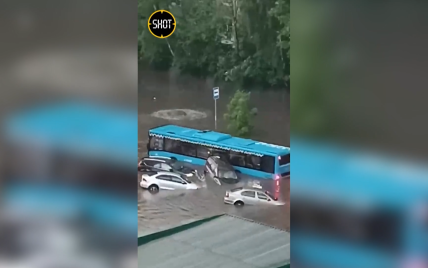 Москву затопило – на вулицях автівки тонуть у воді – відео