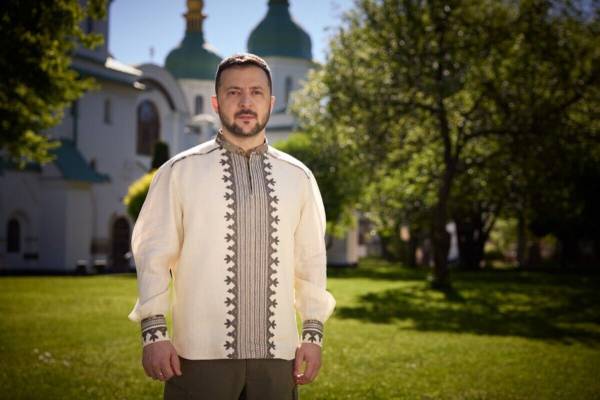 Зеленский поздравил украинцев с Пасхой в символической вышиванке с камуфляжем