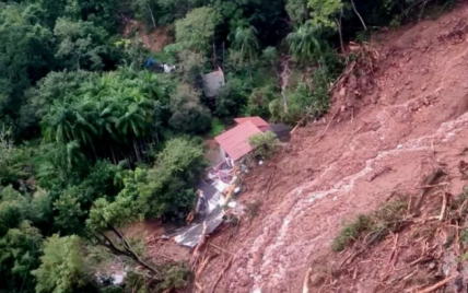 Катастрофічна повінь – вода руйнує мости, домівки – відео