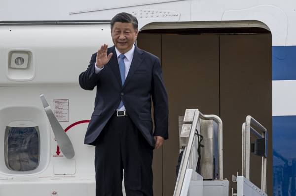 Впервые за два года: Си Цзиньпин прибыл во Францию