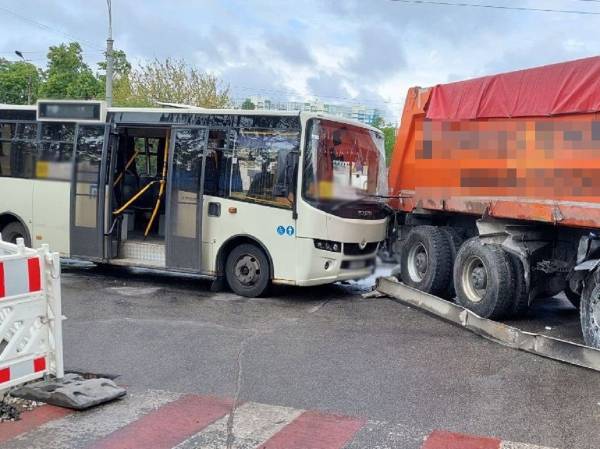 У Києві вантажівка в’їхала у маршрутку: є багато травмованих