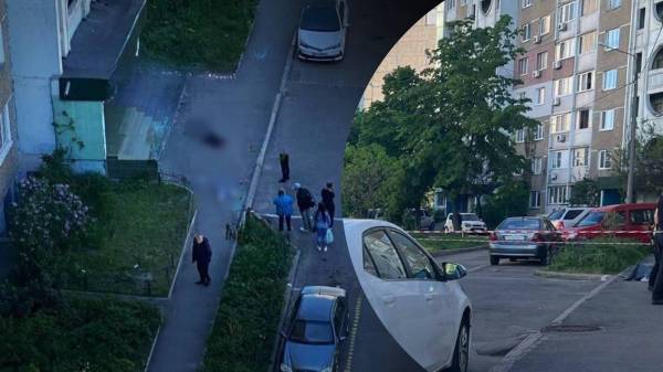 У Києві дівчина вистрибнула з балкона багатоповерхівки та впала на перехожого