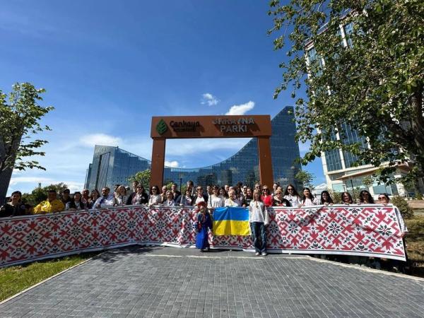 Українські дипломатичні установи святкують День вишиванки по всьому світу