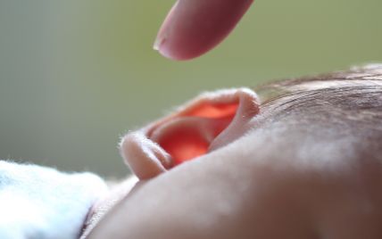 Унікальна операція повернула глухій від народження дитині слух – подробиці