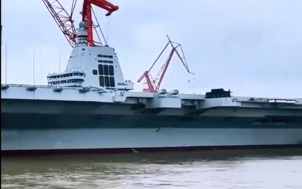Китай вивів свій найбільший авіаносець на ходові випробування, відео