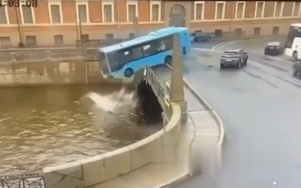 У Петербурзі рейсовий автобус із пасажирами злетів з моста у річку Мойку – відео