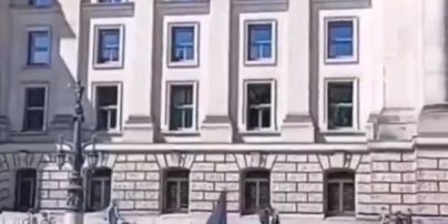 Над будівлею парламенту у Німеччині з’явився дрон із прапором РФ – ТСН, новини 1+1