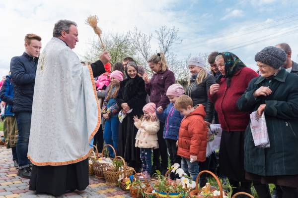 В церквях начались праздничные службы на Пасху: торжественные трансляции из храмов