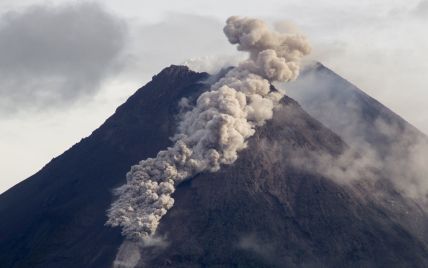Виверження вулкана в Індонезії — стовб попелу піднявся на 2 км