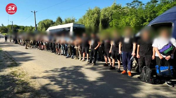 “Кортеж” у складі 4-х мікроавтобусів: на Одещині затримали рекордну кількість ухилянтів
