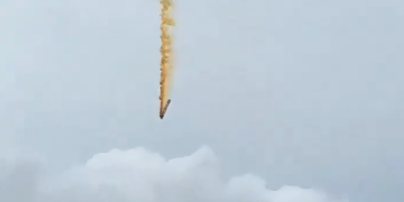 У Китаї поруч із житловим районом впала частина ракети – відео
