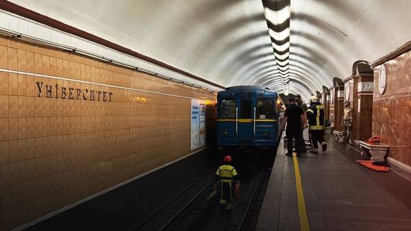 Машиніст сказав, що він сам кинувся, – очевидці про падіння чоловіка під поїзд метро у Києві