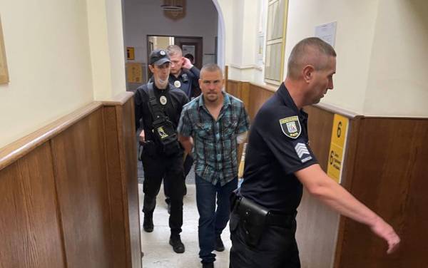Охоронець Тищенка, який побив військового, перед судом погрожував порізати собі вени
