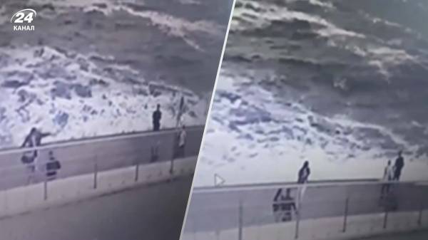 Полицейскую из Ровно волной смыло в море в Одессе: момент попал на видео
