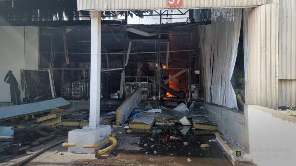 Ракетный удар по Одессе: повреждено складское помещение, загорелся пожар