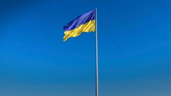 Двоє туристів у Ризі зірвали і викинули український прапор: їх затримала поліція