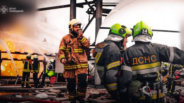 На Киевщине уже третьи сутки ликвидируют пожар после российского обстрела