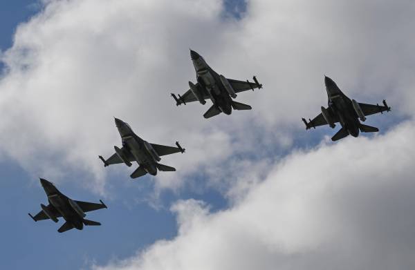 Україна отримала від союзників першу партію винищувачів F-16, – Bloomberg