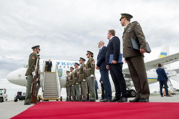 Шмигаль поїхав до Праги: планує обговорити постачання боєприпасів, інтеграцію до ЄС і НАТО та спільні проекти