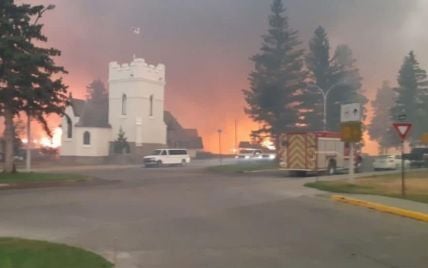 Лісова пожежа знищила частину туристичного міста на заході Канади – фото