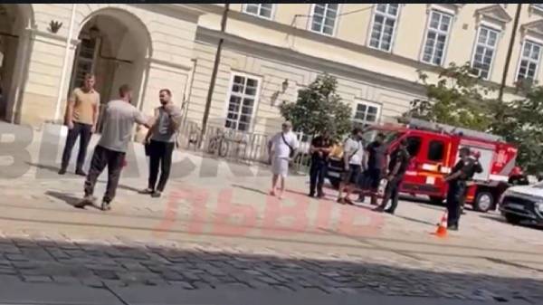 Молодик облив себе бензином перед Ратушею у Львові