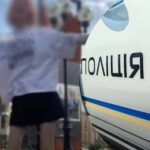 У Києві дівчина танцювала під російський трек біля меморіалу Героїв Небесної…