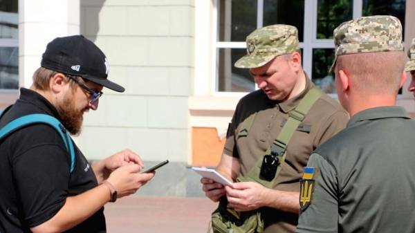 В Украине расширили круг тех, кто может вручать повестки