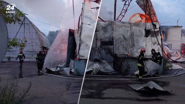 Обвалився ангар: у Москві спалахнула сильна пожежа